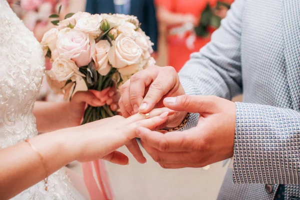 Tipo Pone Mano Anillo Bodas Amada —  Fotos de Stock