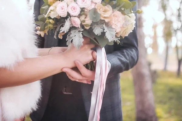 Casal Jovem Amantes Segurar Mãos Firmemente — Fotografia de Stock