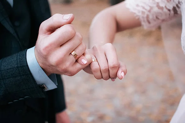 Jonge Paar Minnaars Houden Elkaars Hand Stevig Vast — Stockfoto