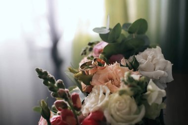 Bir çift altın alyans