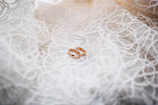 Pár Zlatých Snubních Prstenů — Stock fotografie