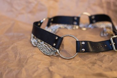 Metal zincirli deri eşyalar.