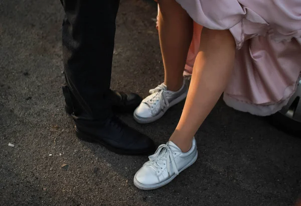 Elegante Vrouwelijke Benen Sneakers — Stockfoto