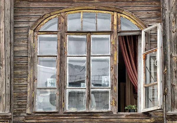 Wooden semi-oval window depicting icons in a residential building in Nizhny Novgorod