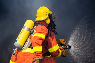 2 itfaiye hidrant meme yangın surround da ile mücadele kullanın