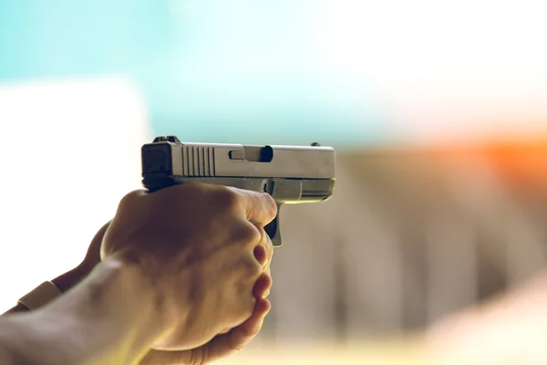 Ręka celem pistolet w Akademii Strzelnica — Zdjęcie stockowe