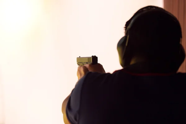 Rechtshandhaving streven pistool door twee hand in Academie schietbaan — Stockfoto