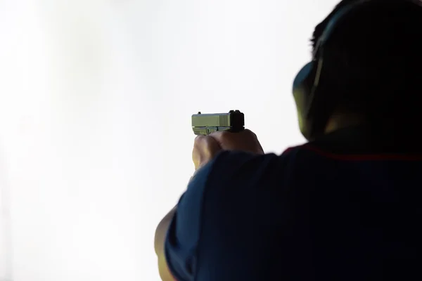 Application de la loi viser pistolet à deux mains dans le champ de tir de l'académie — Photo