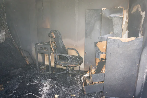 Chair and furniture in room after burned by fire in burn scene — Stock Photo, Image