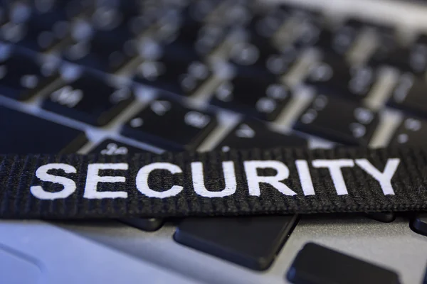 Word güvenlik üstünde labtop klavye siber suç protecti sembolize