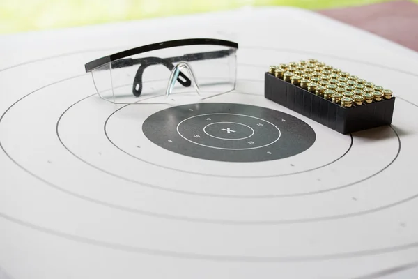 Cible de tir de papier avec lunettes de sécurité et balle de 9 mm pour sh — Photo