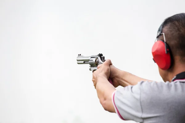 Wet enforcemet streven pistool door twee hand aan Academie schietbaan — Stockfoto