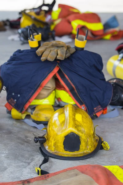 Equipos de bomberos se preparan para la operación — Foto de Stock