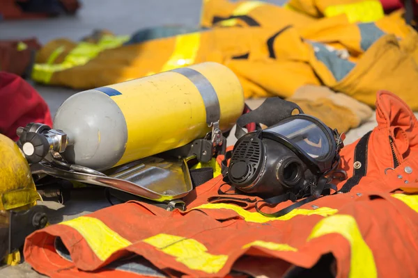 Máscara de oxígeno bombero y el tanque de aire con el equipo se preparan para oper — Foto de Stock