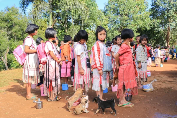 Tak, Thailand-Jan 16: Karen children stand in line at border pri — Stock Photo, Image