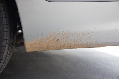 Araba tamponunda arka tekerleğden kuru çamur