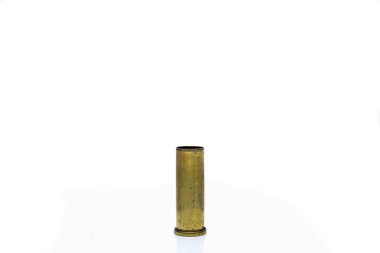 Beyaz arka plan üzerinde izole pirinç kurşun durumda