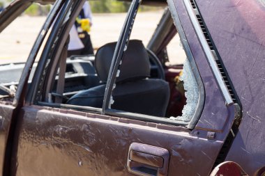 Arabasına bomba olay içinde kırık araba penceresinden 