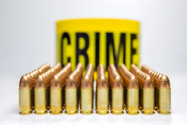 Fila di proiettile e la parola criminalità sfondo — Foto Stock
