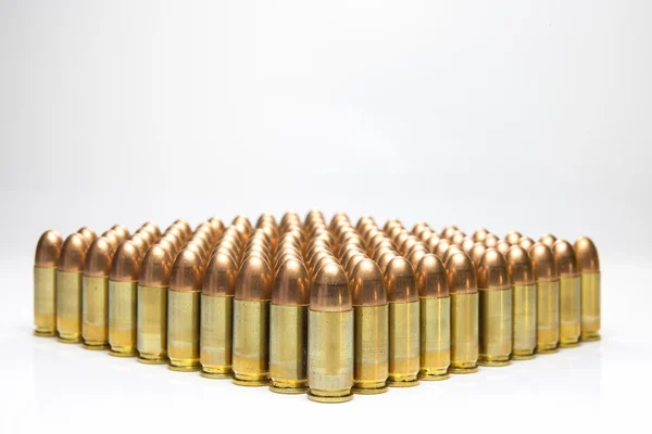 Fila di proiettili 9mm isolati — Foto Stock