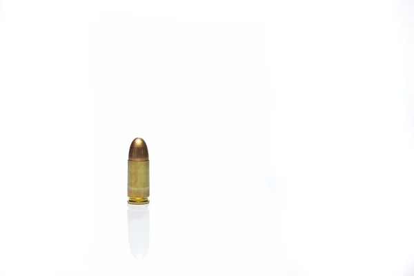 9 mm proiettile isolato su sfondo bianco con spazio — Foto Stock