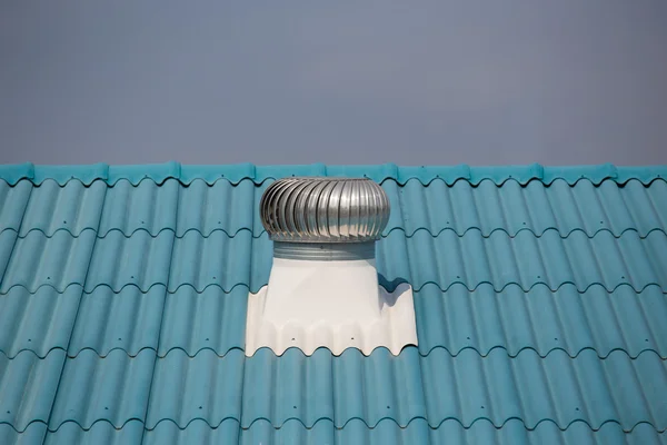 Ventilador de aluminio en el techo azul —  Fotos de Stock