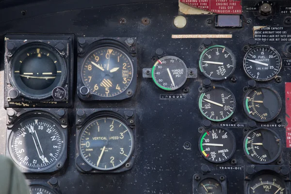 Oude helikopter cockpit instrumentenpaneel tijdens de vlucht — Stockfoto