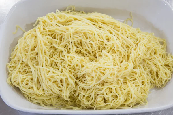 Κίτρινο Βραστό Αυγό Noodles Υφή Λευκό Μπολ Εικόνα Αρχείου