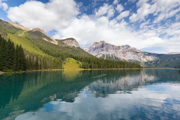 Emerald Lake Reflection Green Pine Taiga Forest Blue Sky Background — Fotografia de Stock