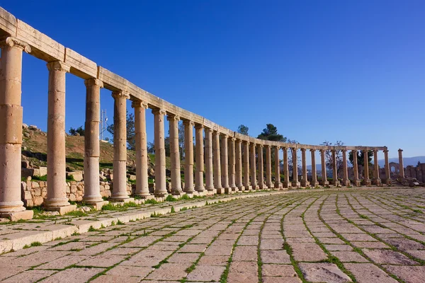 Antik: Jerash, Jordan - Jerash Oval Forum colonnade görünümünü