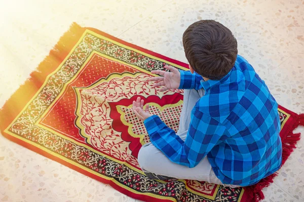 Allah için dua Müslüman çocuk. Dikiz üzerinden yukarıda — Stok fotoğraf