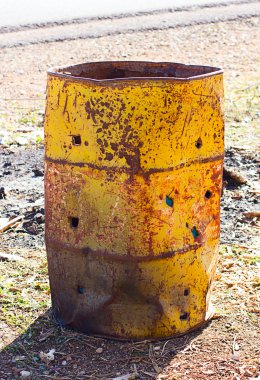 Sarı kirli sokak çöp kovası