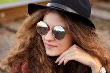 sonbahar güneşli havalarda raylar üzerinde bir kız oturuyor