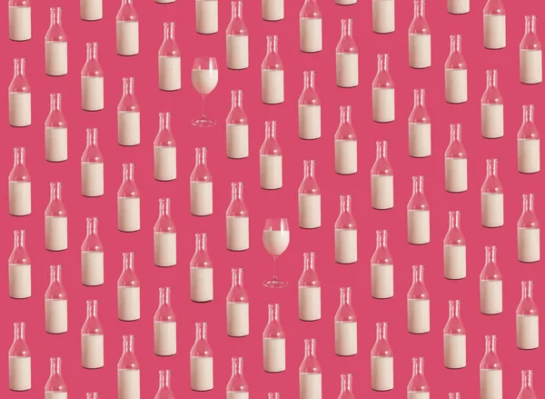Wzór Butelki Białym Napojem Dwoma Szklankami Różowym Tle — Zdjęcie stockowe