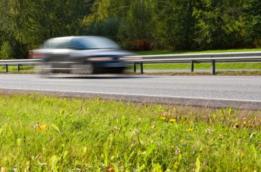 karayolu üzerinde hızlı hareket eden araç