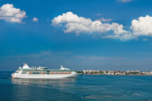 Enorme luxe cruiseschip — Stockfoto