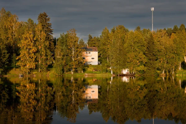 House on lake shore — Stock Photo, Image