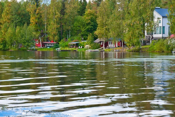 Zomer cotages in de buurt van lake in Finland — Stockfoto