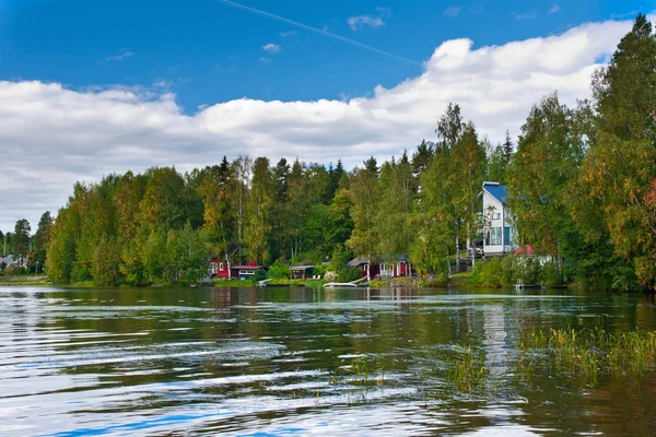 Zomer cotages in de buurt van lake in Finland. — Stockfoto