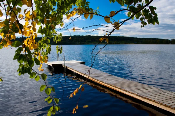 Осінній зображення пристані на озеро у Фінляндії — стокове фото