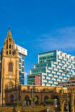 Modern ve eski bina Liverpool karşıtlığını 