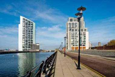 Riverside yolu ile modern binalar