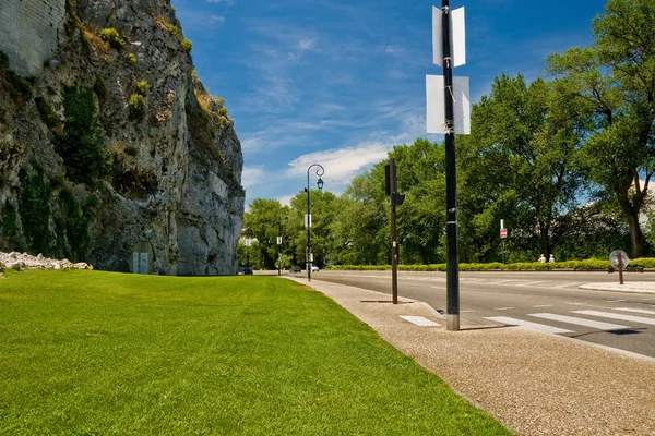 Avignon Straße unter Klippe — Stockfoto