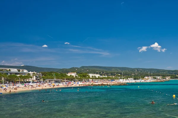 Strand mit azurblauem Meer — Stockfoto