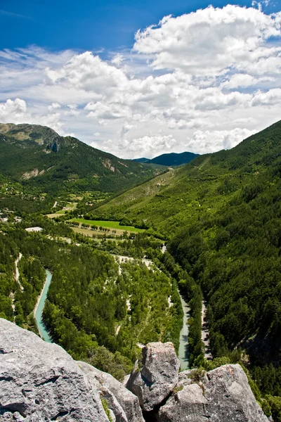 Francouzské mountain view s rock popředí — Stock fotografie