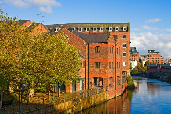 Ancien bâtiment à Leeds, près de la rivière en automne — Photo