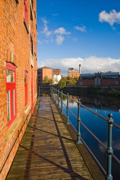 Canalside vieille maison à Leeds, Royaume-Uni — Photo