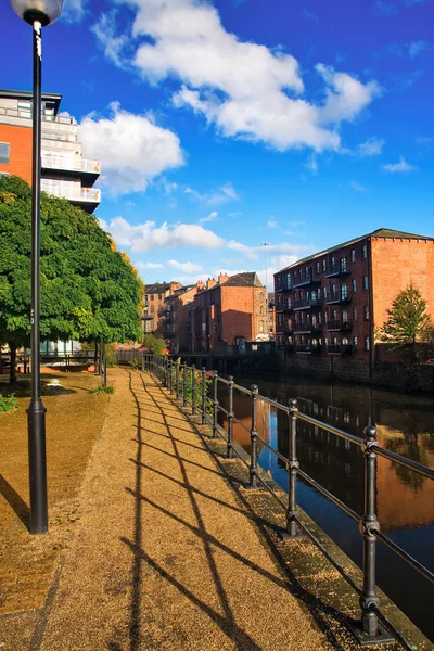 Promenade au bord de la rivière à Leeds — Photo