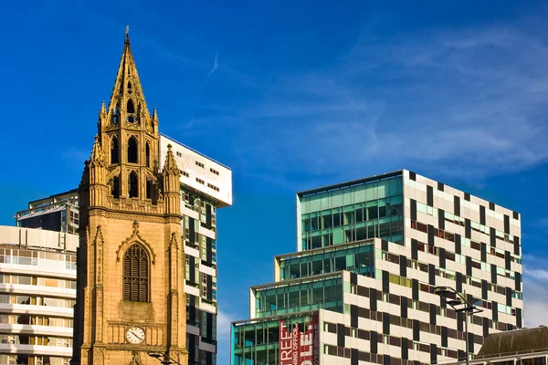 Kontrast modern ofis binası ve eski kilise kulesi