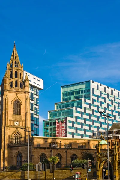 Contraste entre bâtiment moderne et ancien à Liverpool — Photo